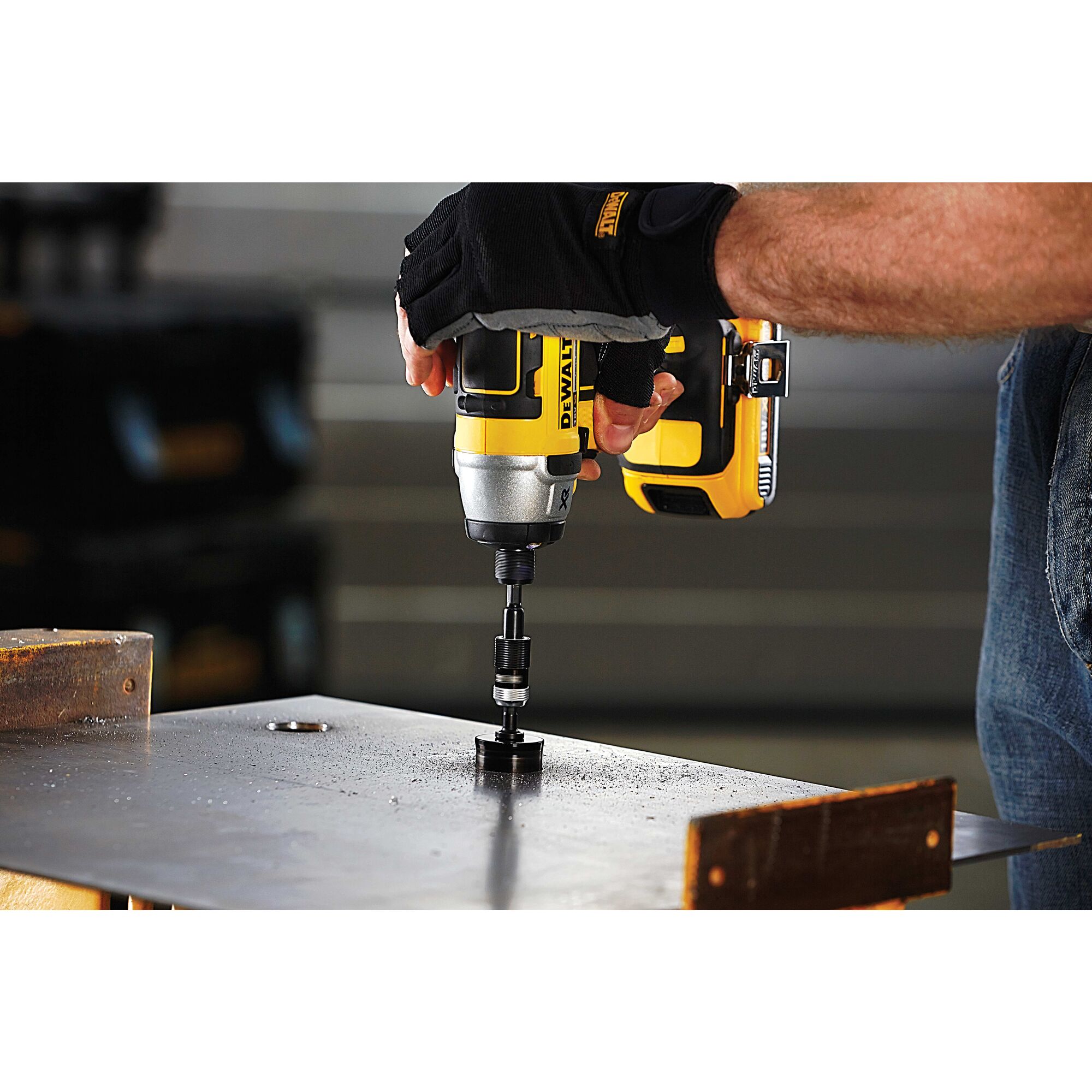 Hole saw deals with impact driver